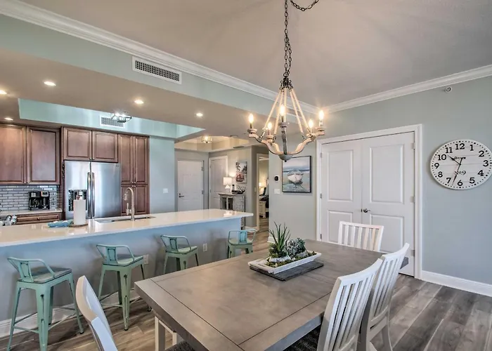 'the Beachcomber' Escape W/ Club Amenities! Holiday home Pensacola