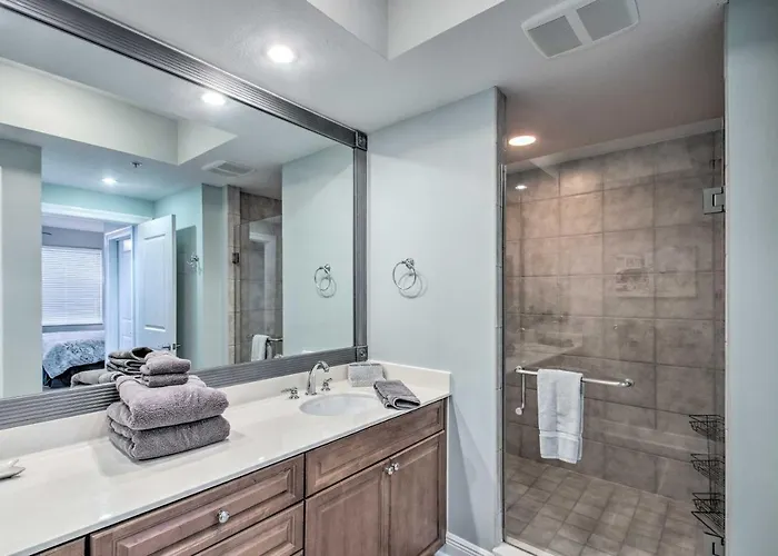 'the Beachcomber' Escape W/ Club Amenities! Holiday home Pensacola